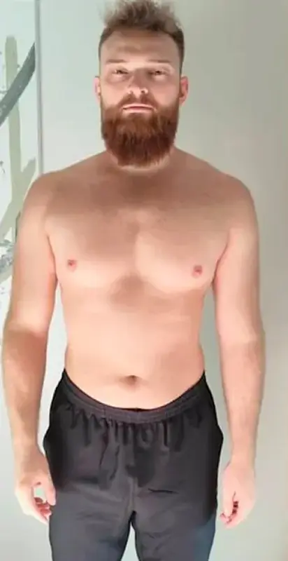 Maximilian Egger vor der Transformation - Körperfoto